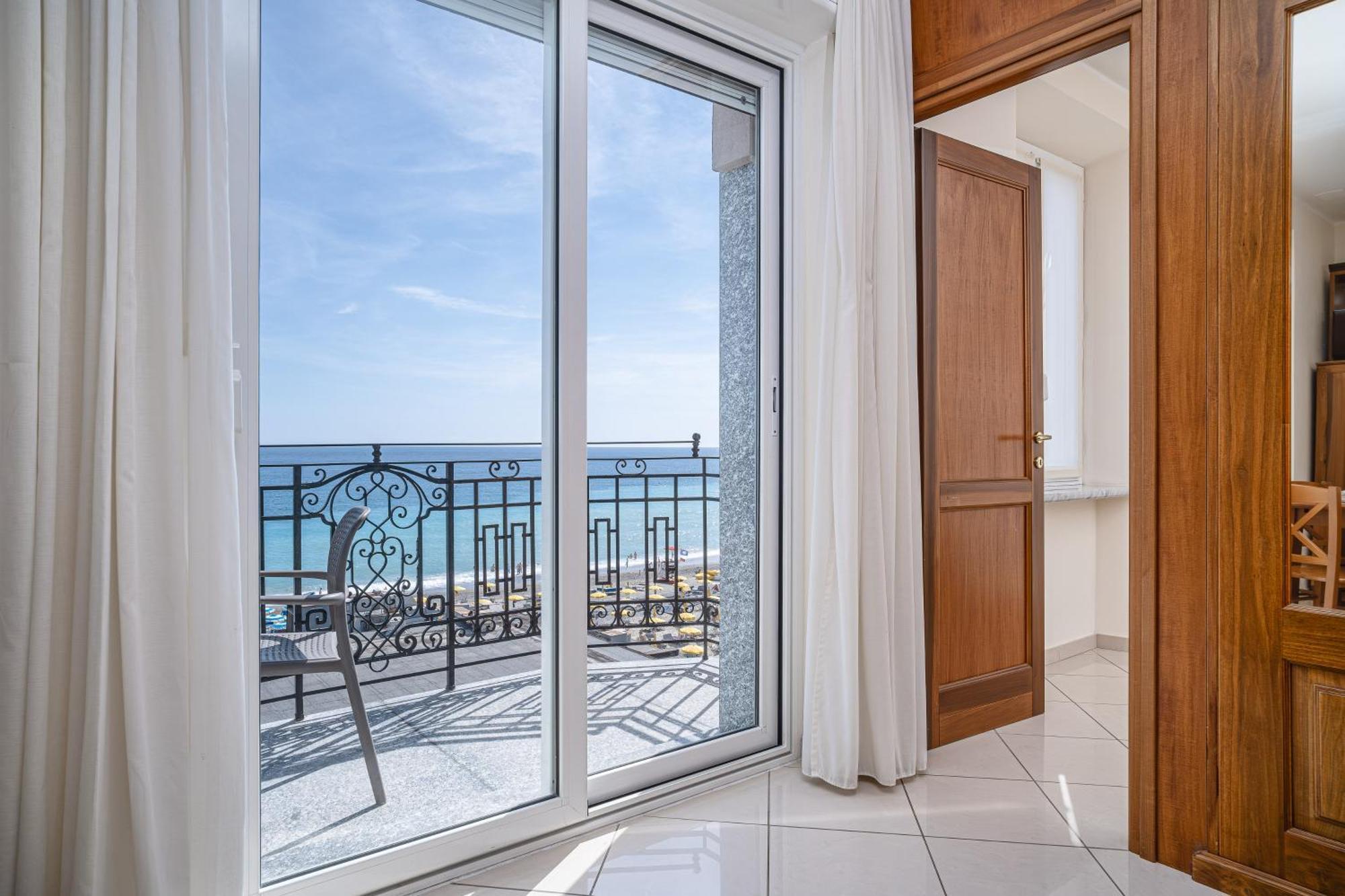 Lido Resort Finale Ligure Exterior foto